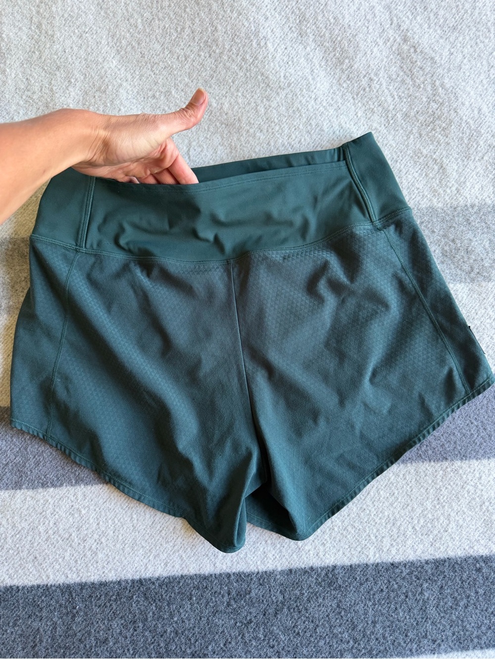 Oiselle High Rise Roga 4” Shorts in juniper size 8 - Picture 2 of 6